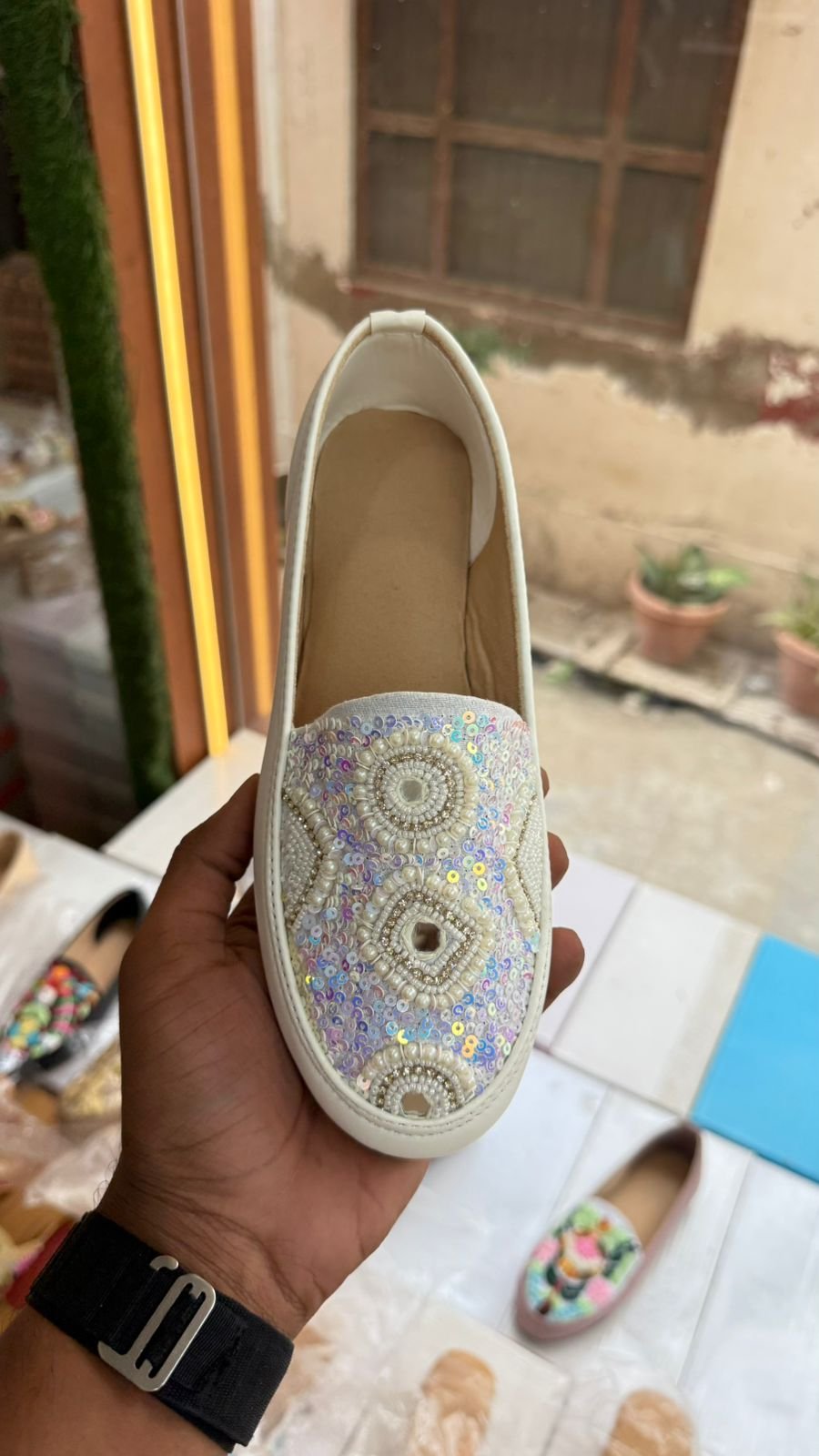 Hand Embroidered Jutti